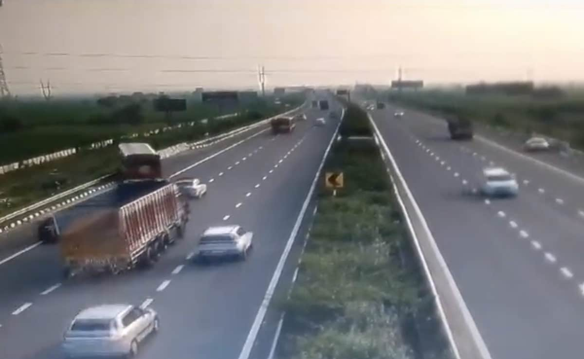 Video: Speeding Bus Loses Control, Dives Into Ghaziabad Field Off Highway