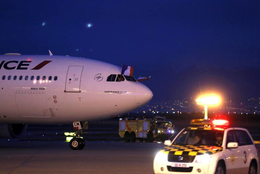 Niger closes airspace to French flights