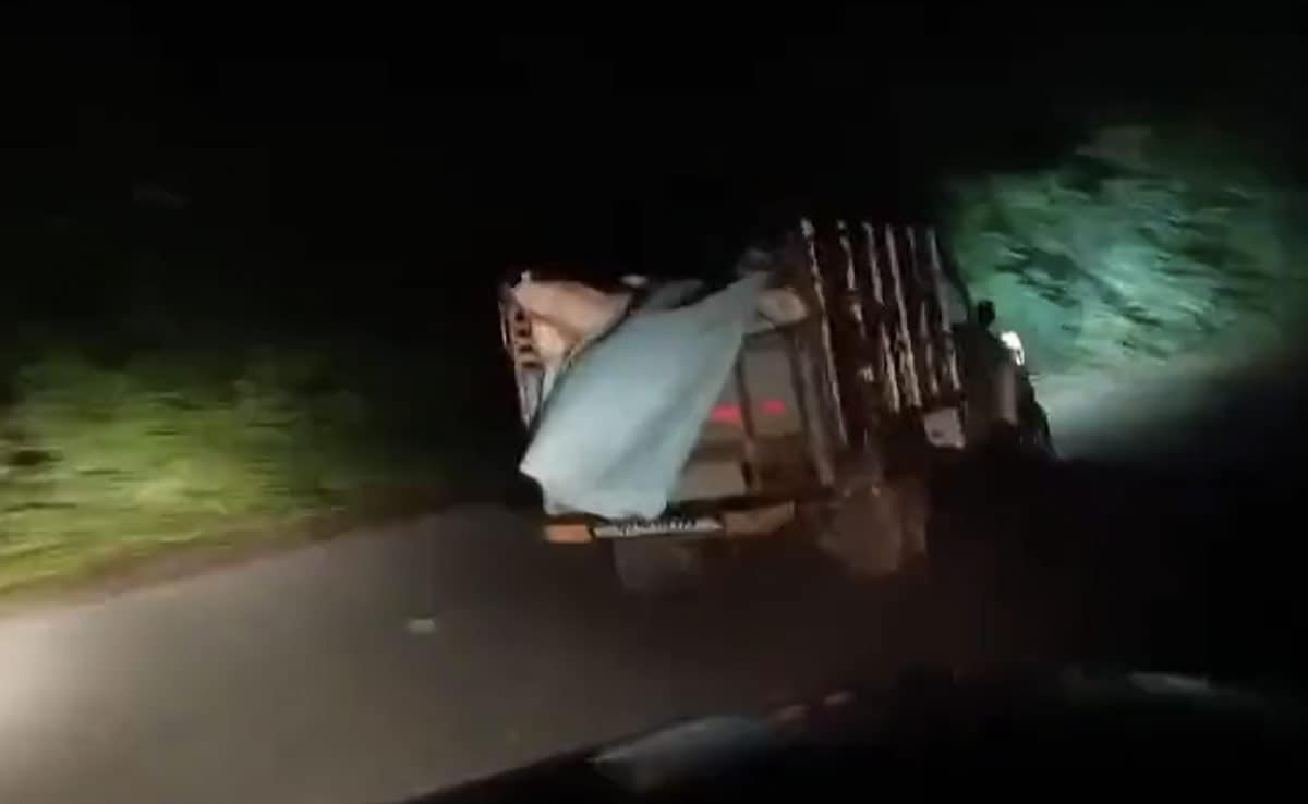 Video: Smugglers Offload Sacks Of Drugs To Evade Police In Dramatic Chase