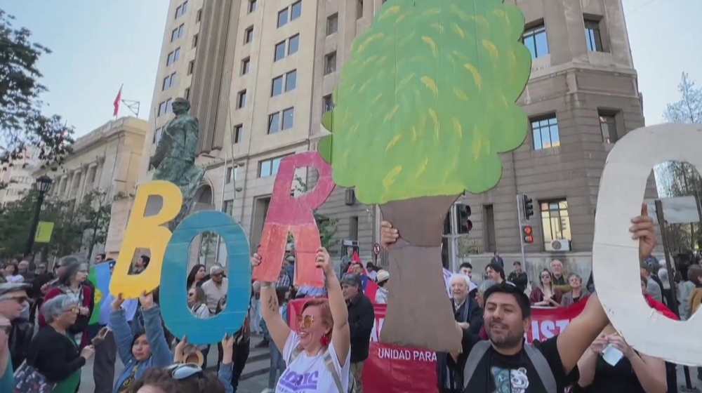 Hundreds gather to back Chilean president, oppose negative polls