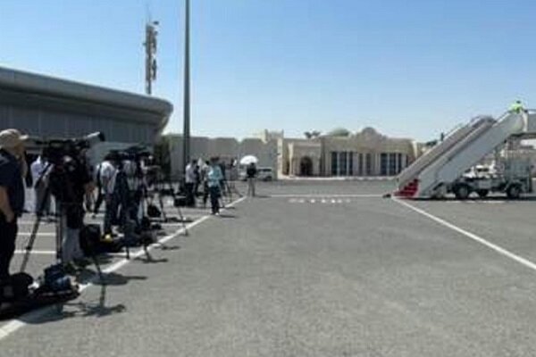 5 US prisoners being taken to Qatari aircraft to leave Iran