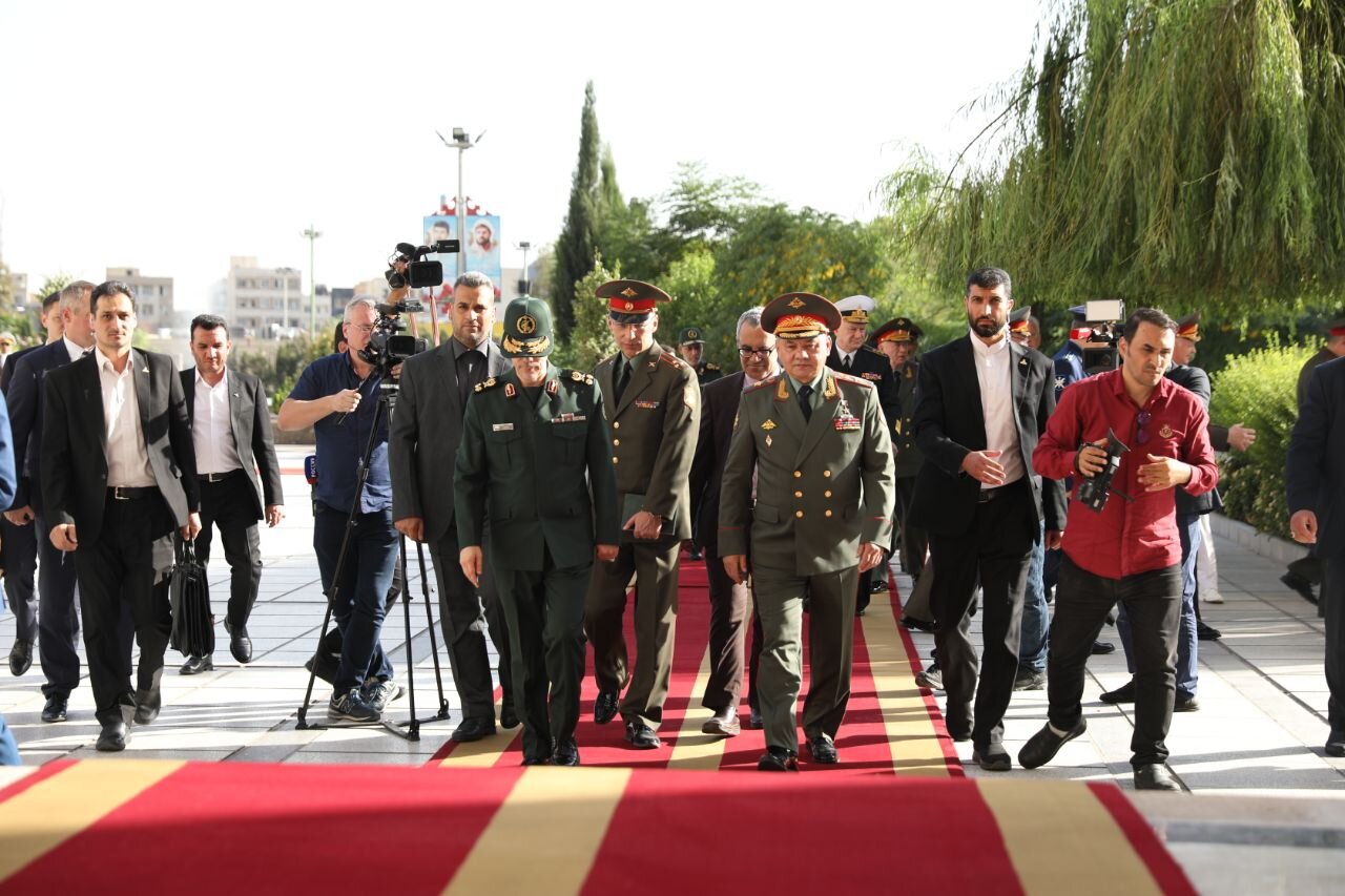 Gen. Bagheri, Russia's Defense Minister hold talks