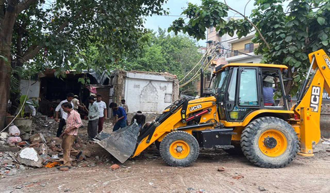 UP: 10 cops injured in stone pelting during anti-encroachment drive in Agra