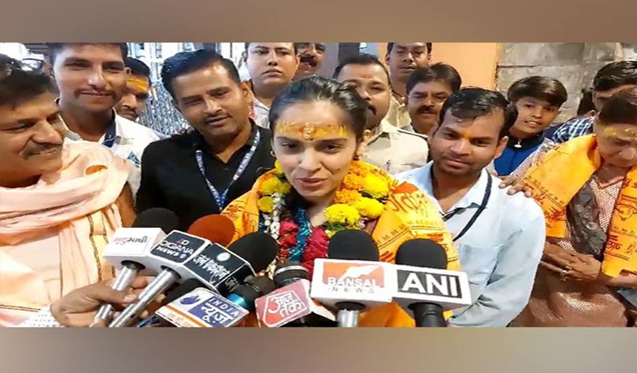 Badminton star Saina Nehwal offers prayers at Mahakaleshwar temple in Ujjain