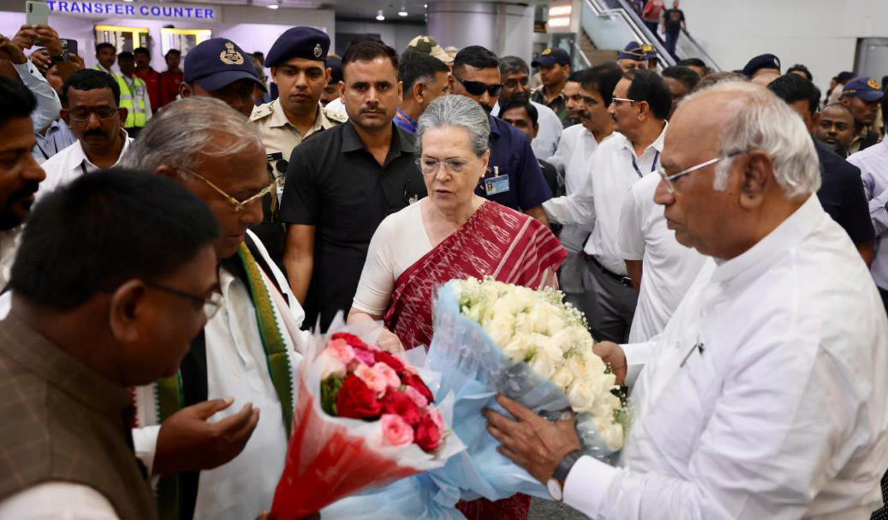 Top Congress leaders arrive in Hyderabad for CWC meet