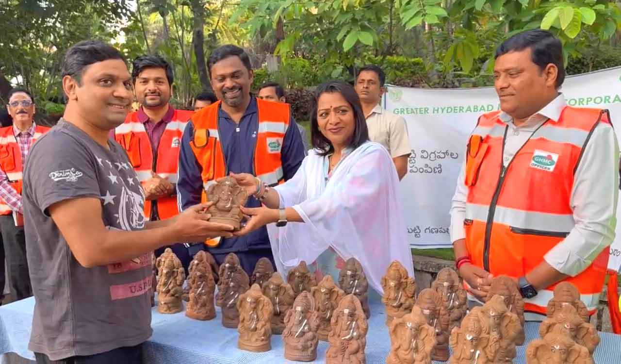 GHMC Commissioner, Mayor distribute clay Ganesh idols at Vengalrao Park