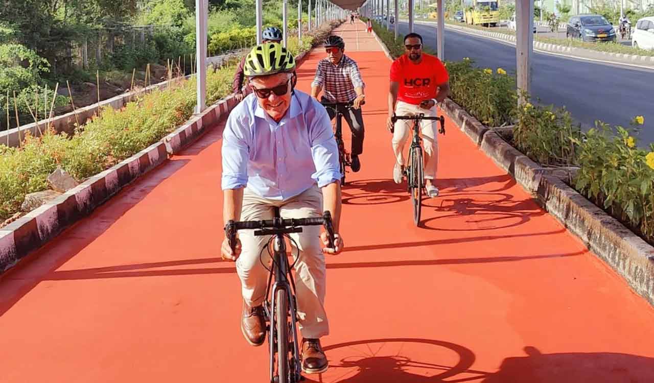 Erik Solheim explores Solar Roof Cycling Track in Hyderabad