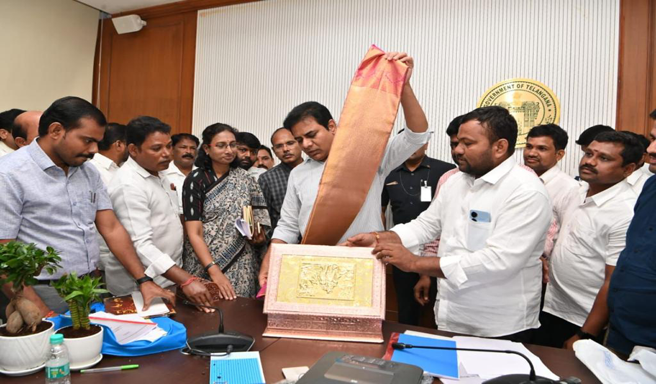 KTR unveils saree that changes colours