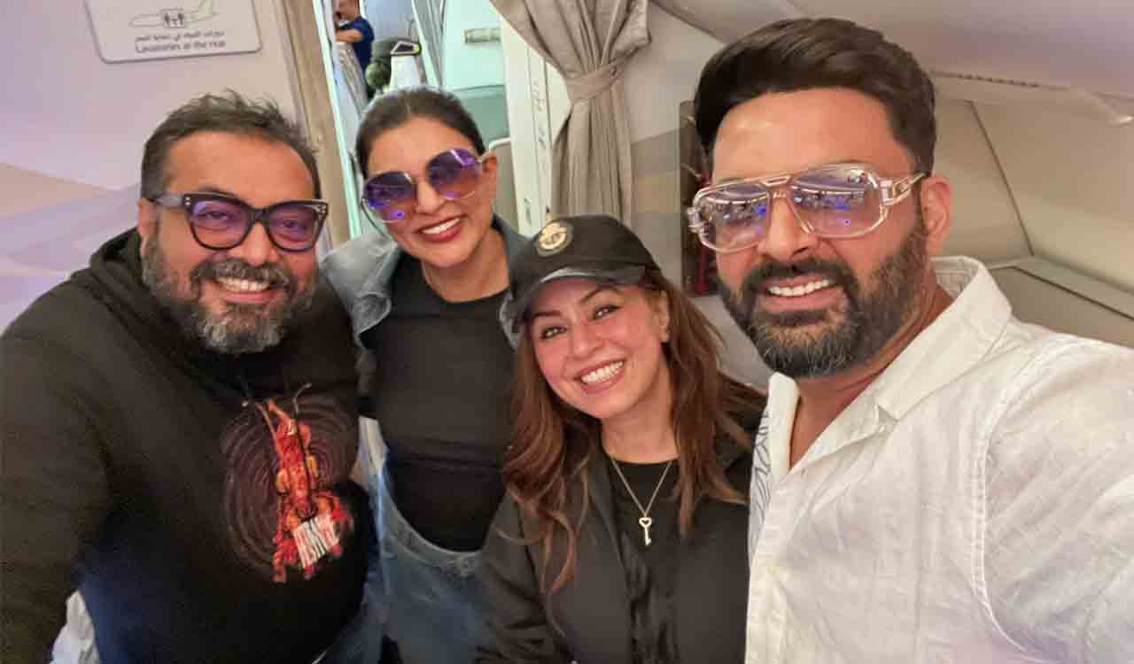 Kapil Sharma poses with Sushmita Sen, Mahima Chaudhry & Anurag Kashyap on flight