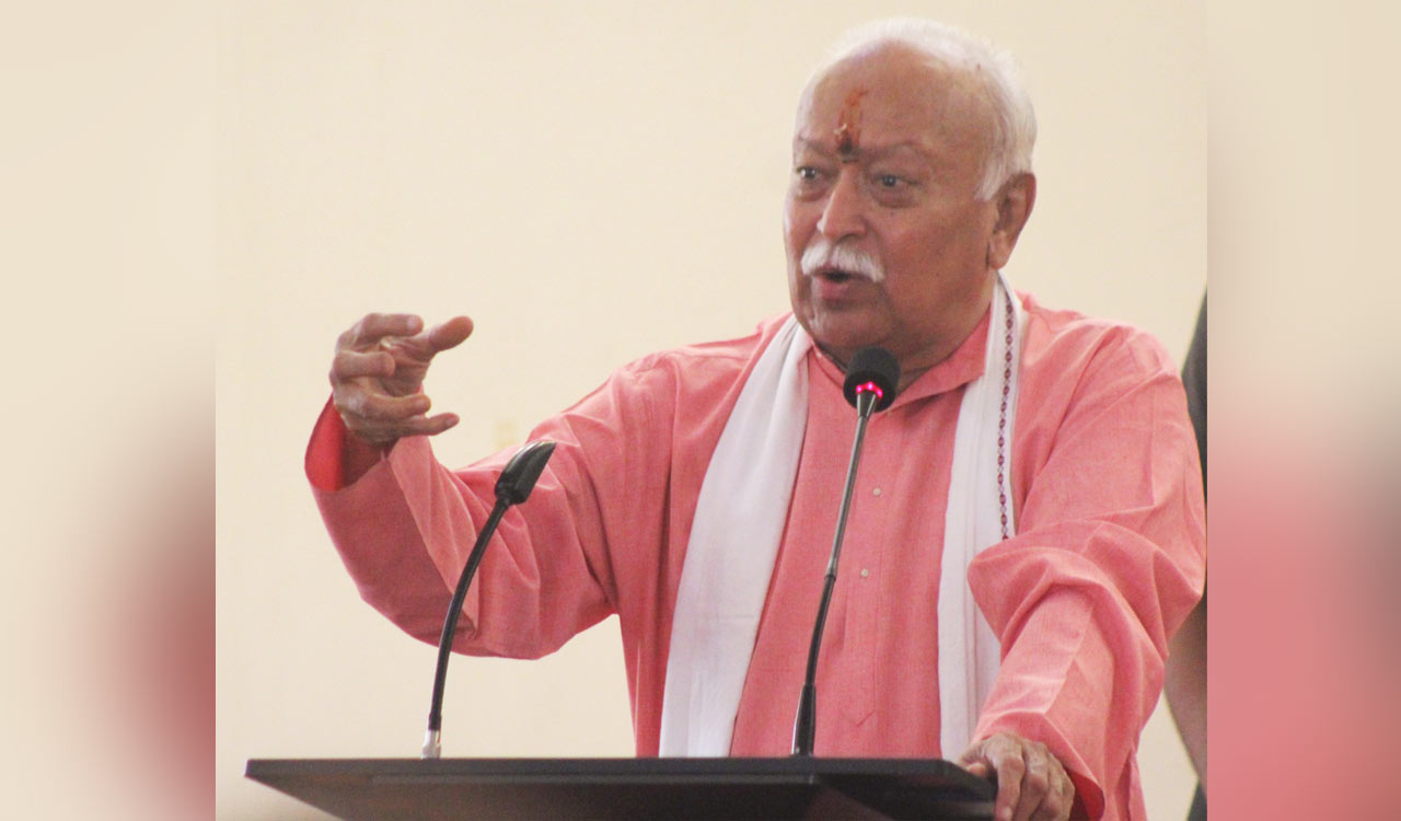 Pune: RSS chief performs Lord Ganesh puja at famous Dagdusheth pandal