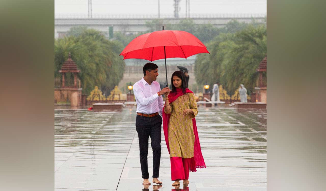 Rishi Sunak, wife Akshata’s enchanting moment in Delhi leaves onlookers in awe