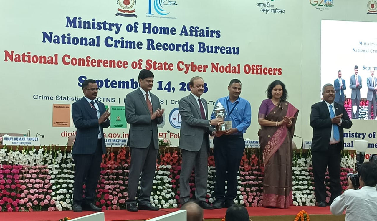 Hyderabad Cybercrime inspector receives award for investigation on Mahesh Bank fraud case 