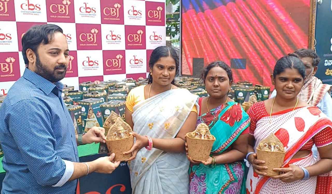 Ecofriendly Ganesh idols distributed in Sangareddy