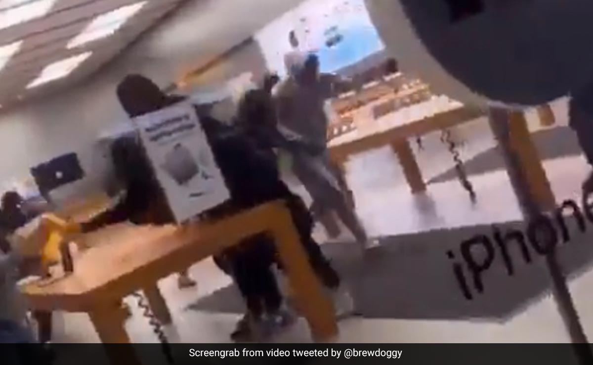 Watch – "Philadelphia Has Fallen": Teens Loot US Apple Store In Mad Frenzy