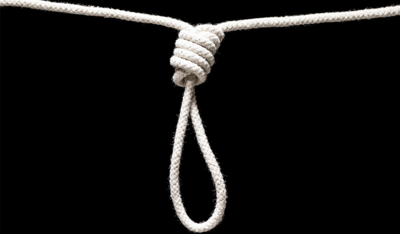 Unable to bear stomach pain, woman hangs self in Mancherial