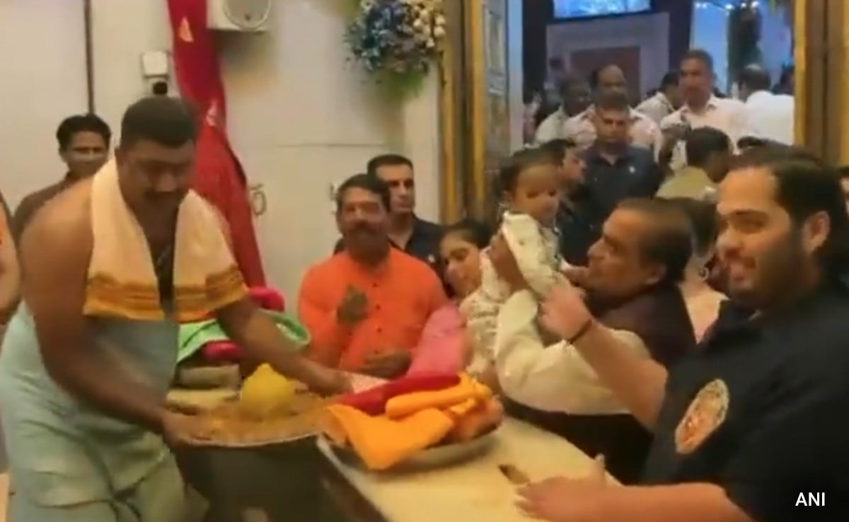 Video: Ambanis Offer Prayers At Mumbai's Siddhivinayak Temple