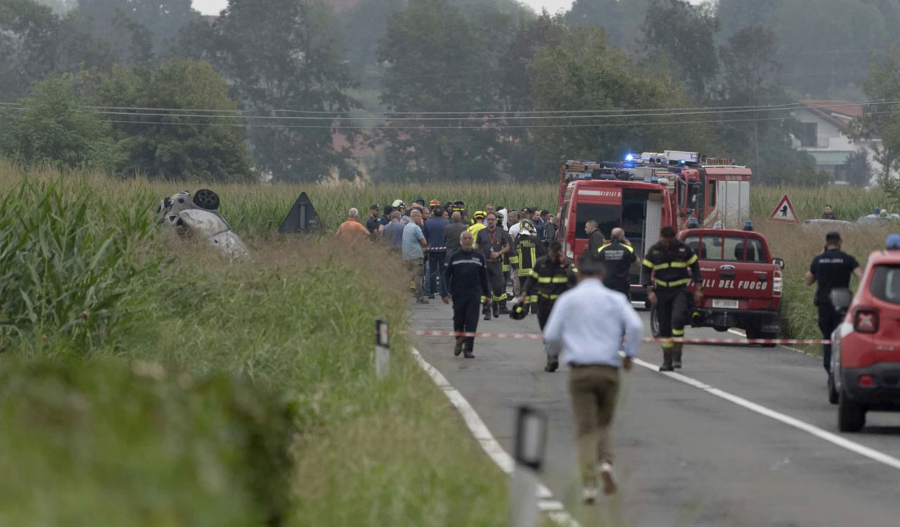 Italian air force aircraft crashes during an acrobatic exercise, 5-year-old girl dies