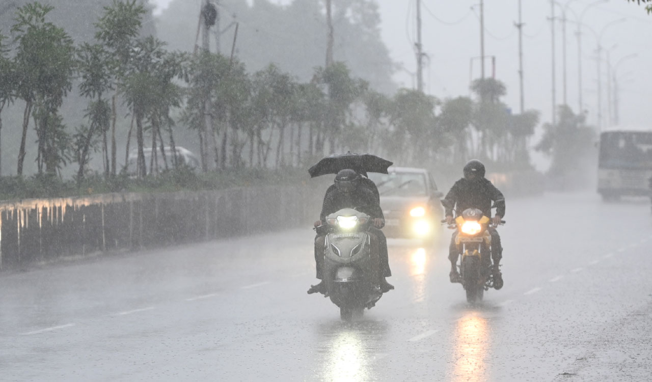 Gusty winds, heavy rains lash Hyderabad