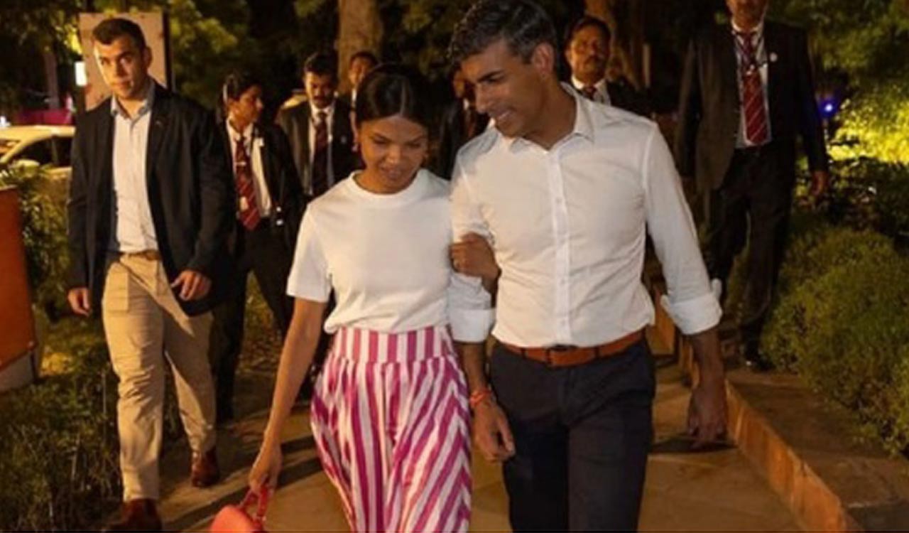 Rishi Sunak strolls on Delhi streets with wife Akshata Murthy