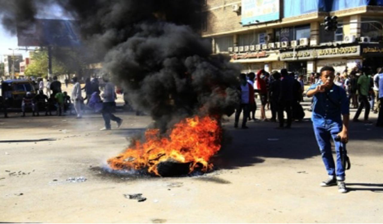 40 civilians killed in airstrike on Khartoum market; Sudanese army denies involvement