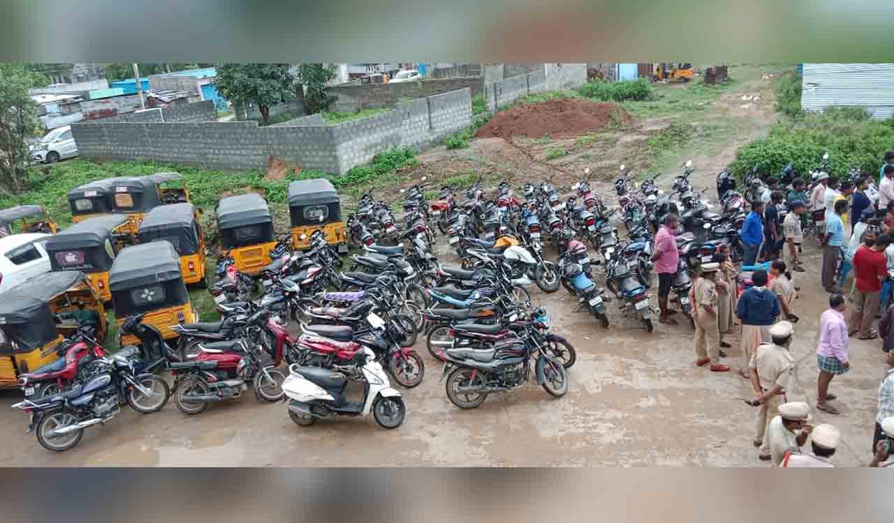 Police seizes 82 two-wheelers, 31 autos, 2 cars, 2 lorries during checking in Niz town