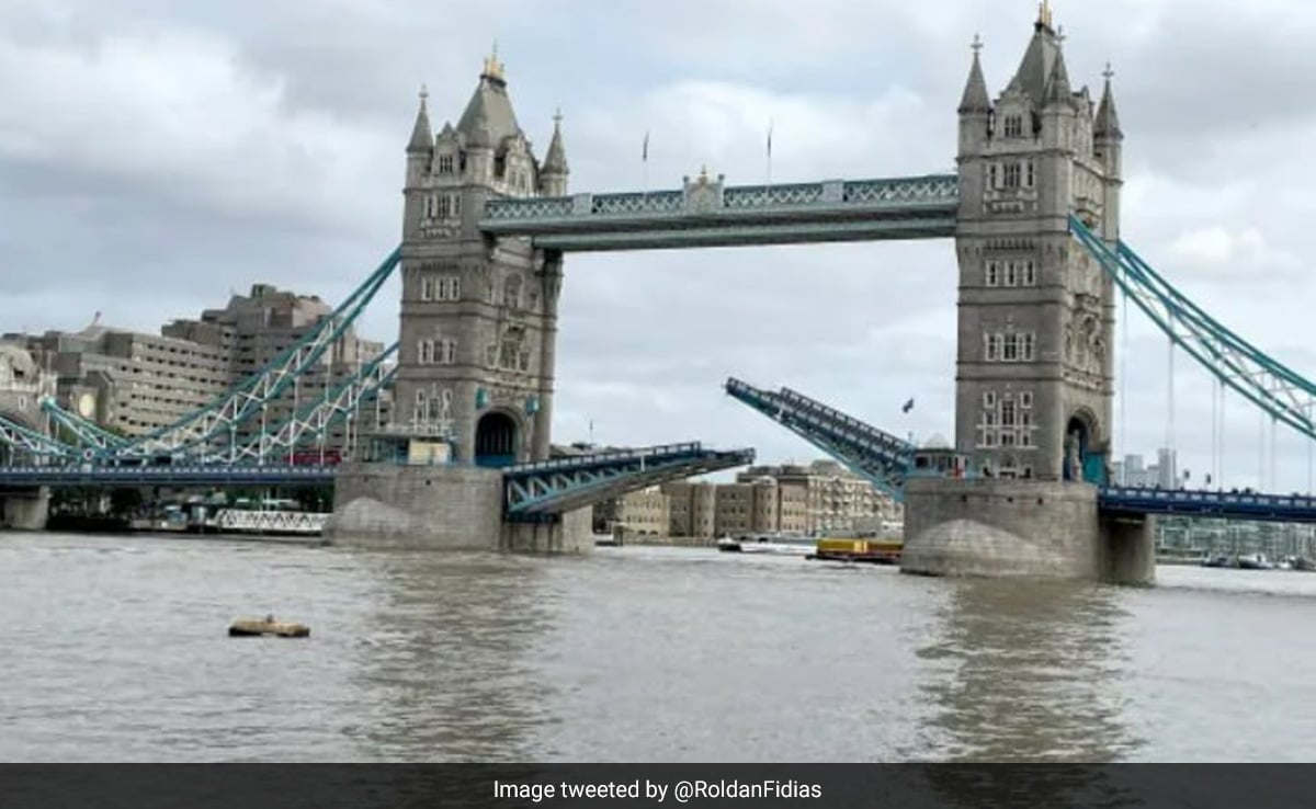 London's Tower Bridge Gets Stuck In Raised Position, Causes Major Traffic Jams