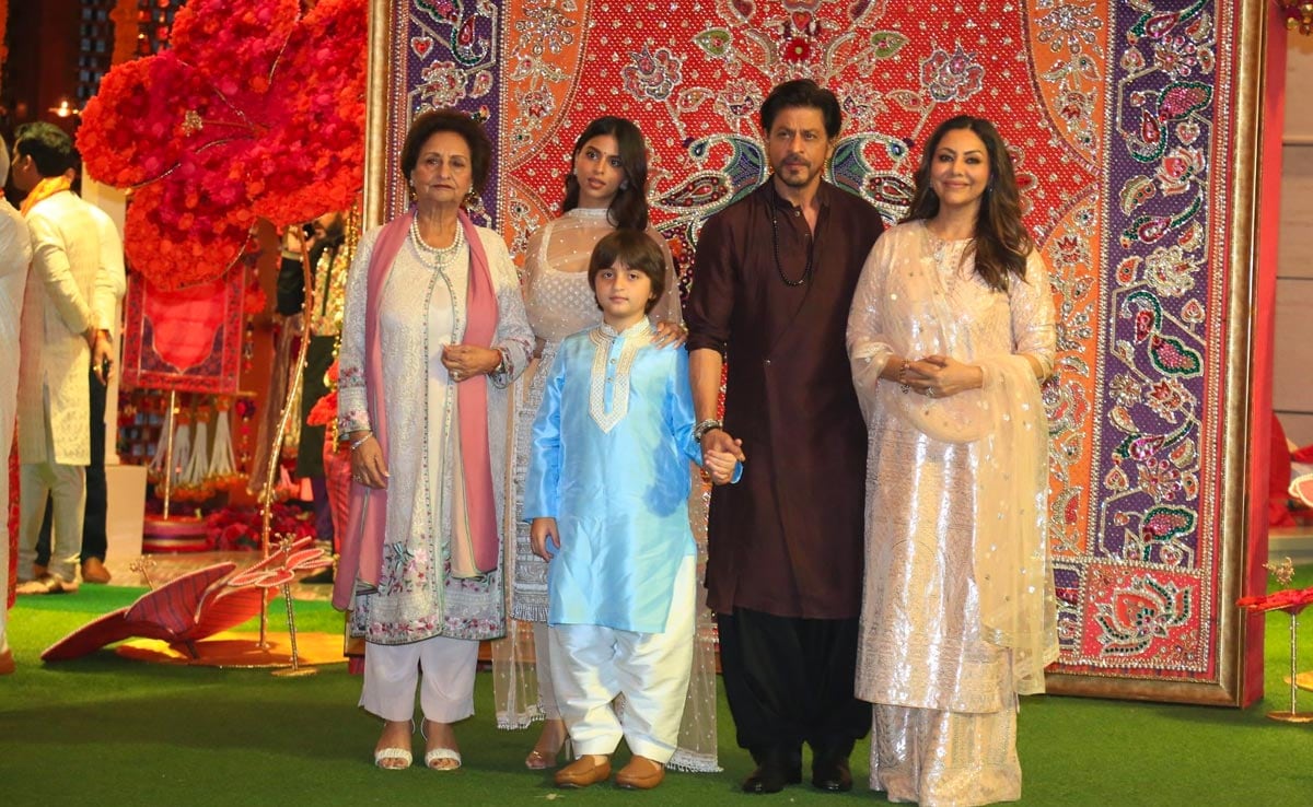 Shah Rukh Khan And His Family Took Festive Glam Seriously In Their Coordinated Ethnic Style