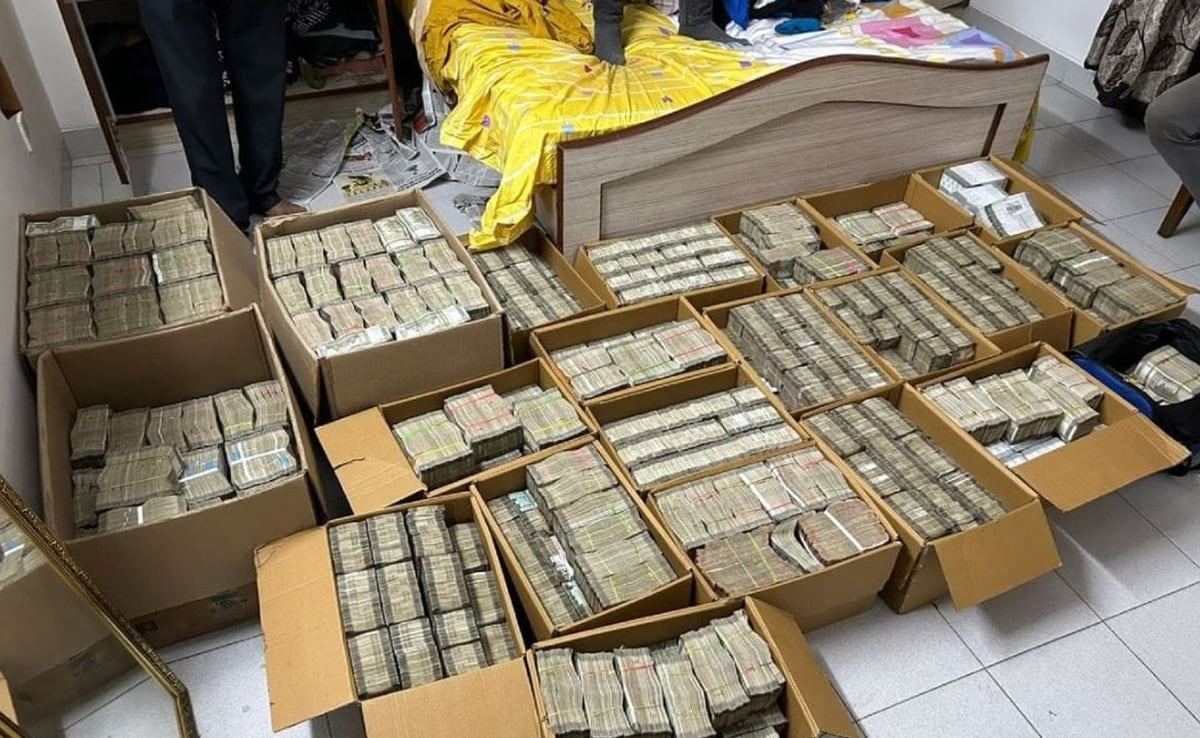 42 Crores Found Under Bed In Bengaluru Home, KCR's Party Finds A Poll Link