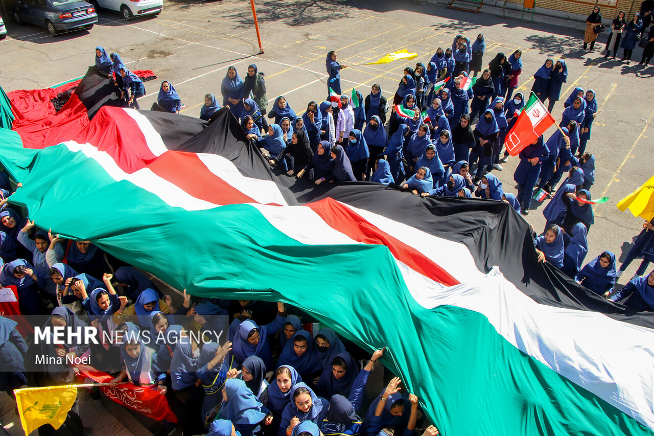 Iranian students show support for Palestinians