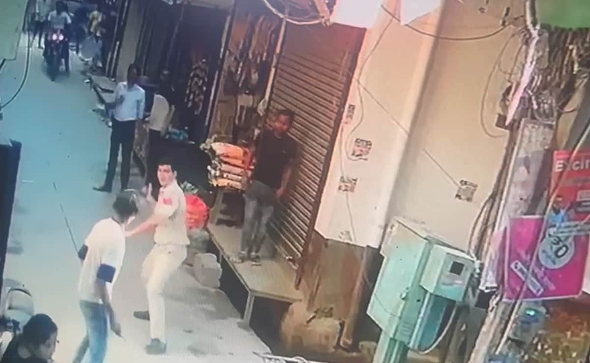 Video: Man Arrested After Stealing Mobile Phone, Attacking Delhi Cop With Blade