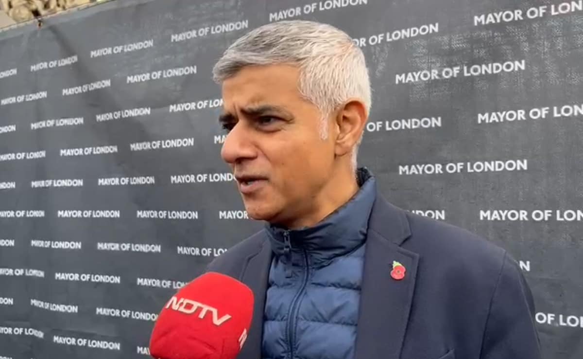 Why London Mayor Wants Bollywood To Redo 'Amar Akbar Anthony'