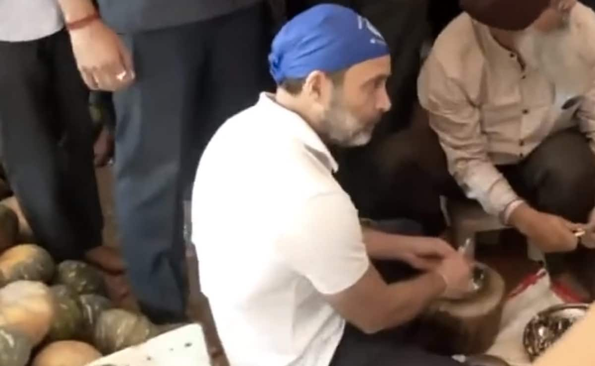 Video: Rahul Gandhi Visits Golden Temple, Peels Vegetables For  'Seva'