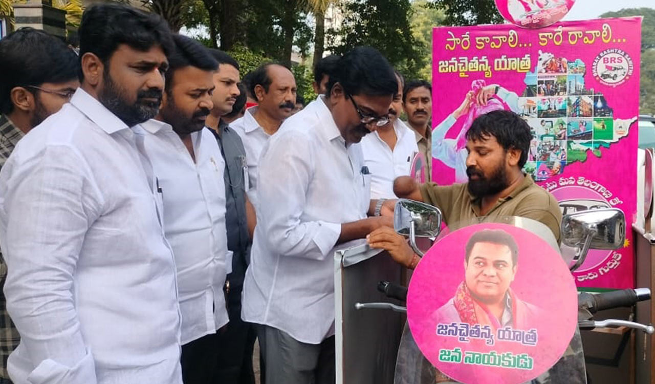 Telangana assembly polls: BRS follower Mahesh of Medchal extends support to Puvvada