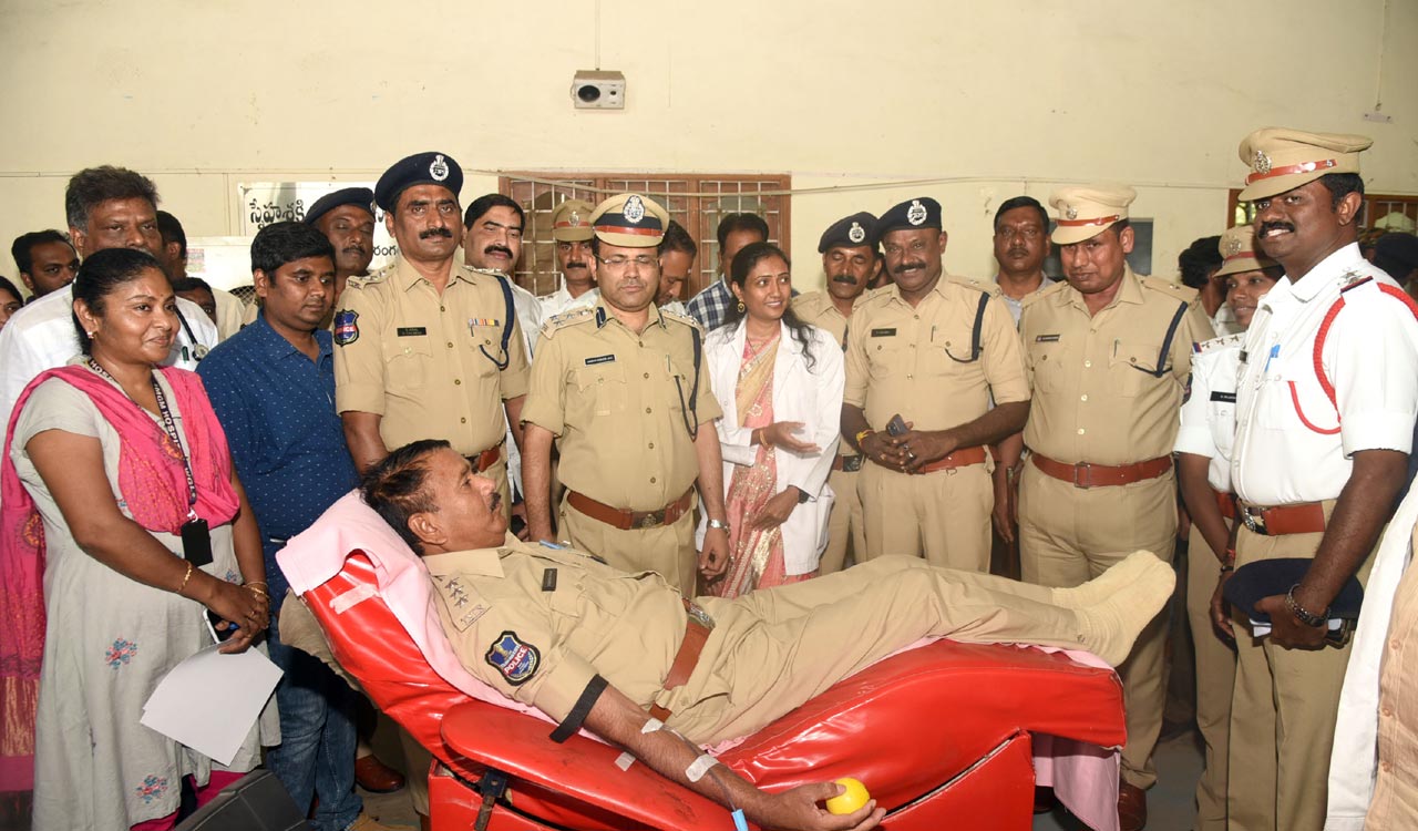 Warangal police mark commemoration day with blood donation camp