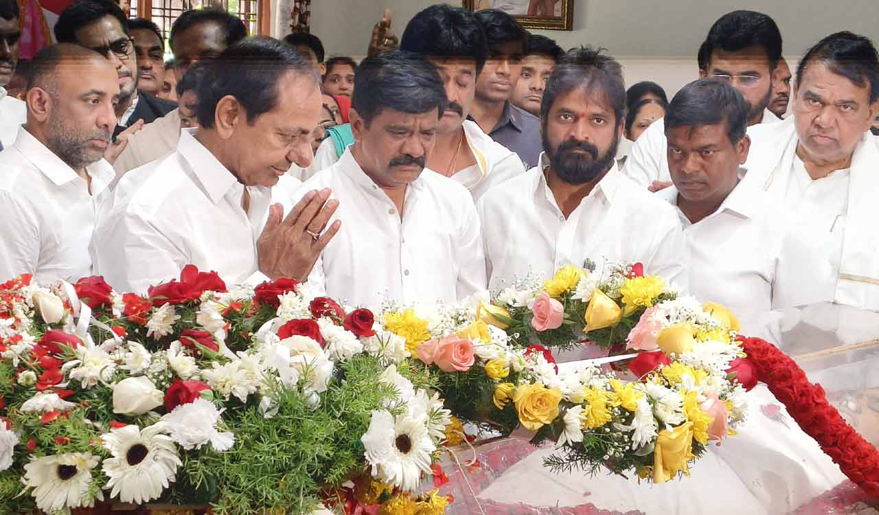 CM KCR pays his last respect to Vemula Prashanth Reddy’s mother