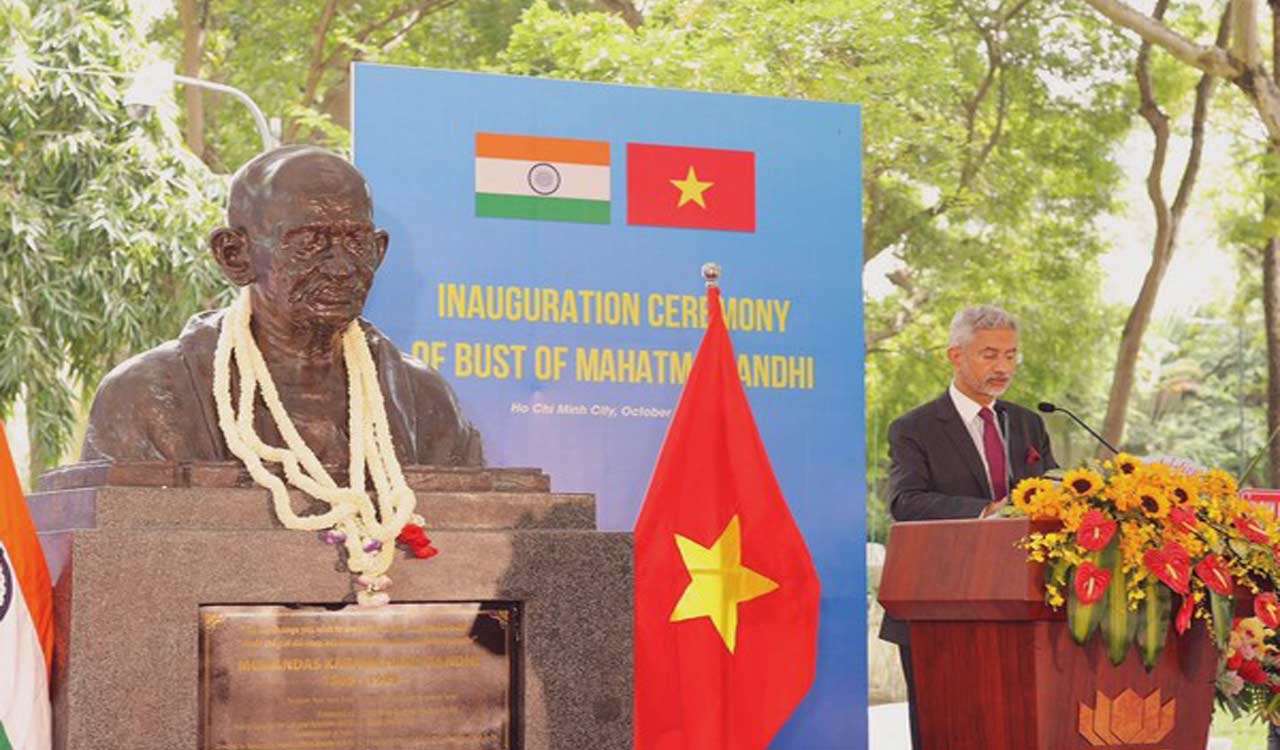 EAM Jaishankar unveils bust of Mahatma Gandhi in Vietnam