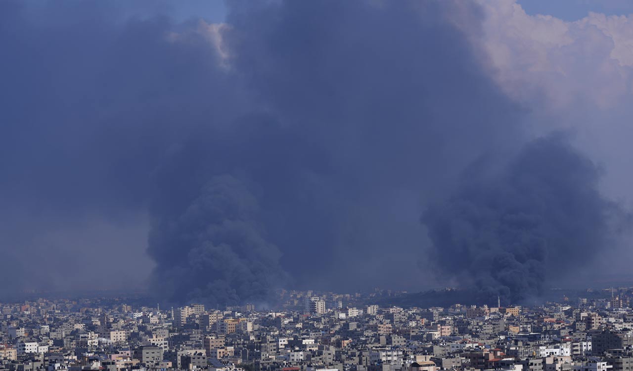 Israeli airstrikes smash Gaza neighbourhoods; 2,200 killed on both sides