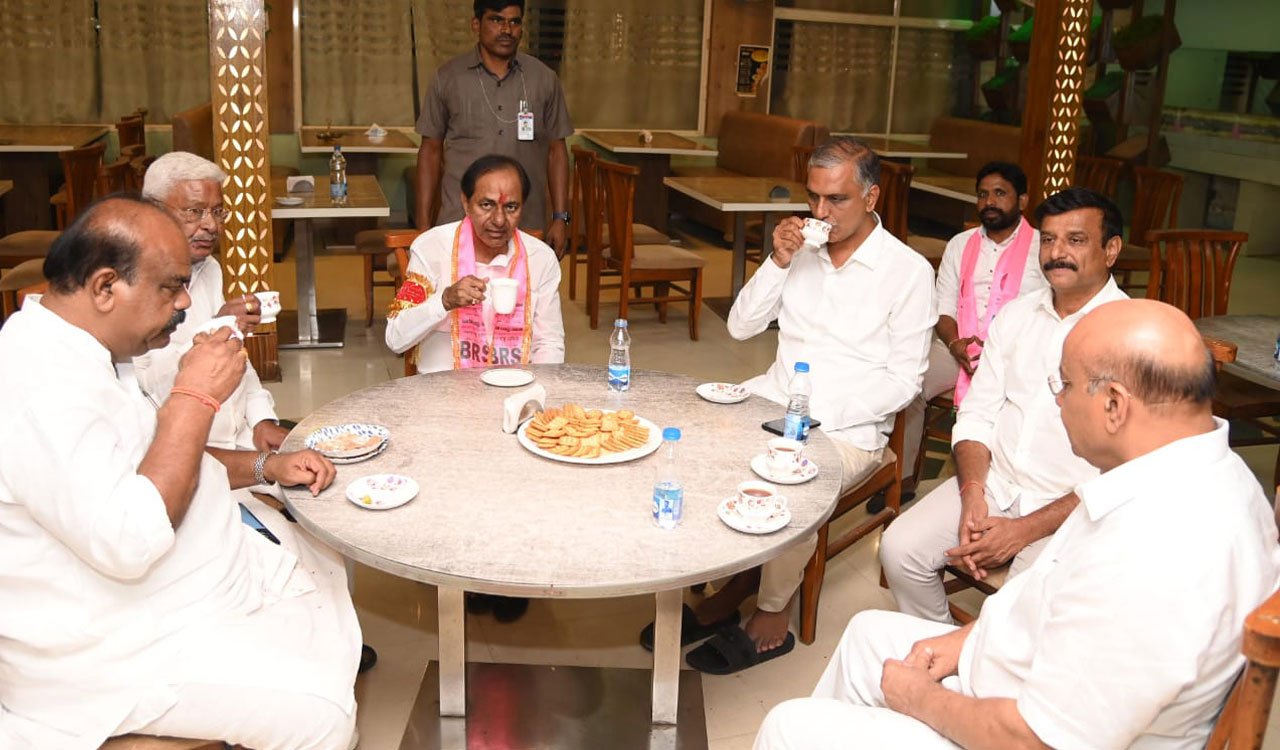 KCR stops convoy to have tea from roadside dhaba near Siddipet