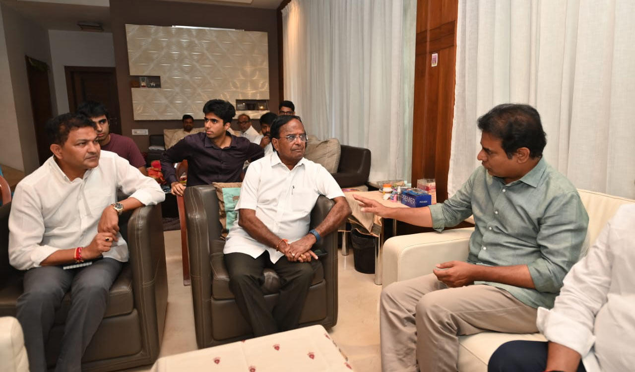 KTR meets Ponnala, invites him to join BRS