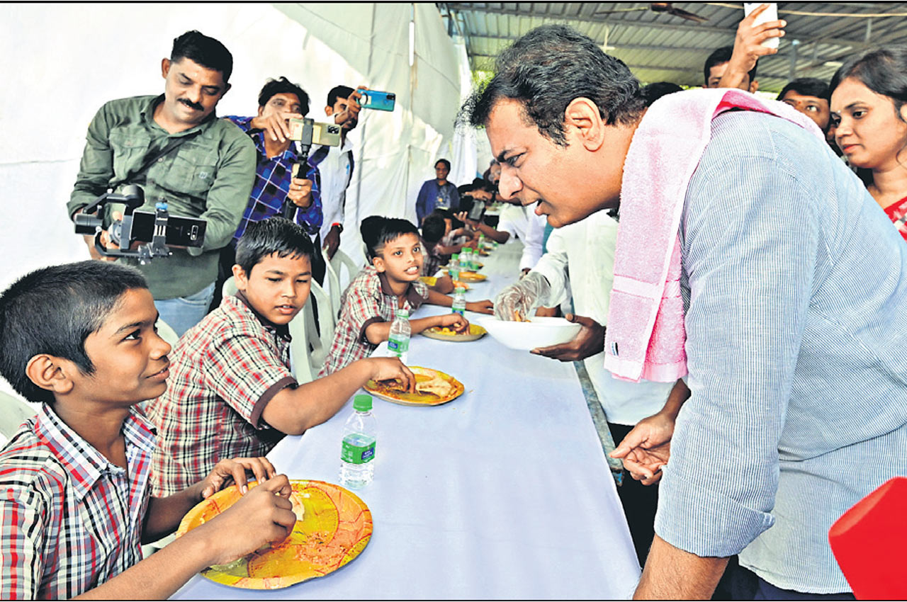 From hot idlis to puri, students binge on breakfast