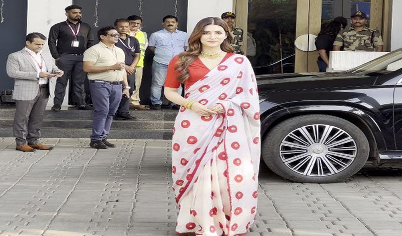 Kriti Sanon effortlessly slays desi look in red-white saree