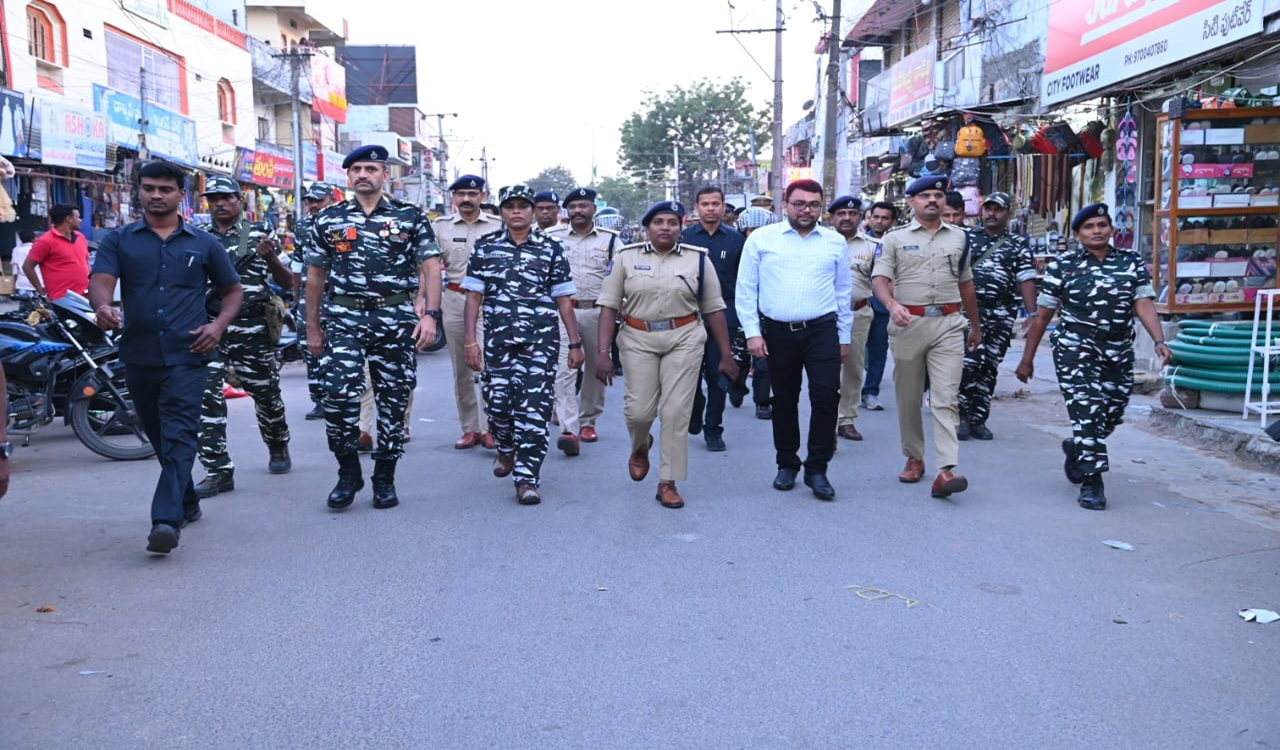 Flag march conducted by women commandos of CRPF, police in Mancherial