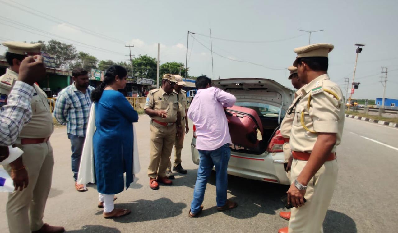 Telangana: Cops intensify vehicle check up at state border check posts