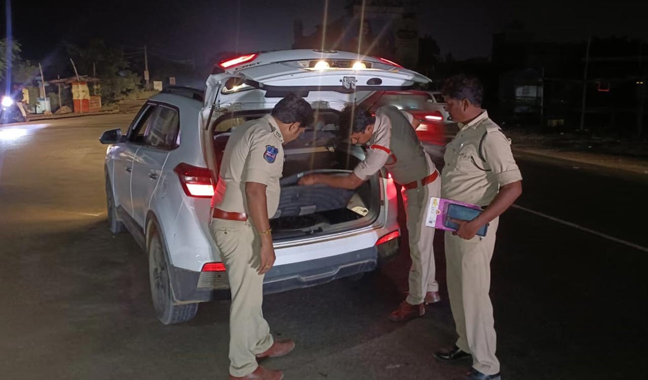 Police carried out vehicle checking in old Karimnagar