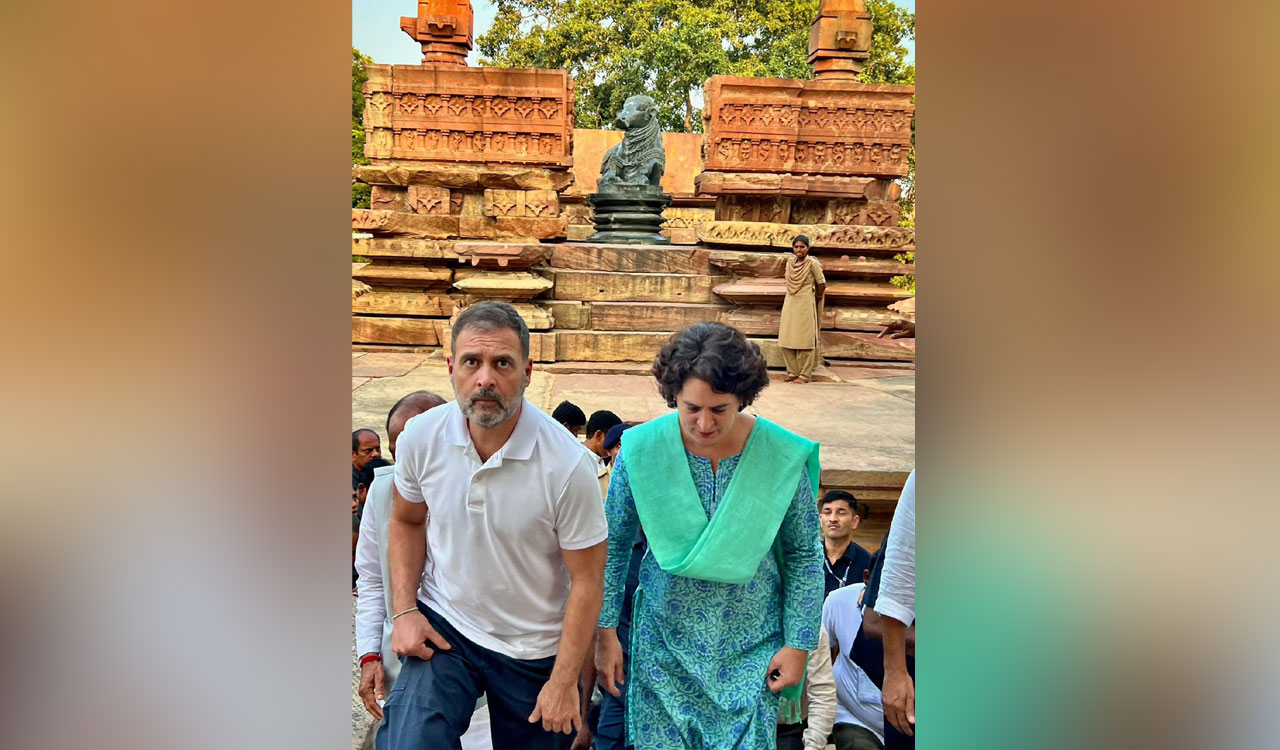 Telangana: Rahul Gandhi, Priyanka offer prayers at Ramappa temple