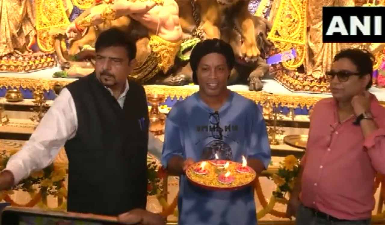 Ronaldinho Inaugurates Sreebhumi Durga Puja Pandal in Kolkata