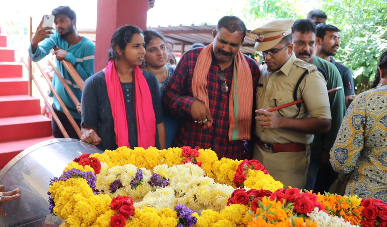 Kothagudem: SP pays tributes to head constable who lost life during bandobast duty