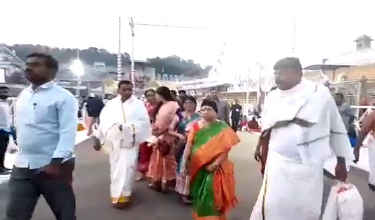 CM KCR’s wife offers prayers at Tirumala temple