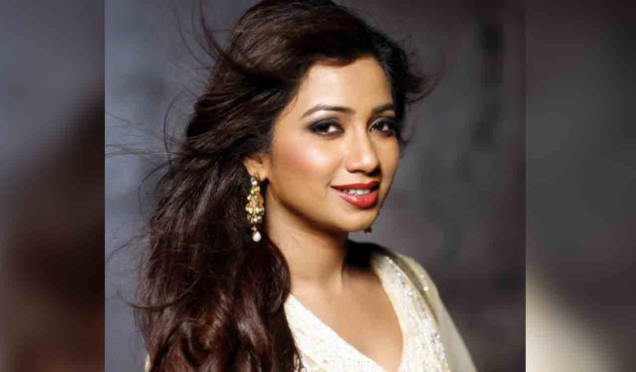 Shreya Ghoshal performs ‘Ami Je Tomar’ with ‘Indian Idol 14’ contestant