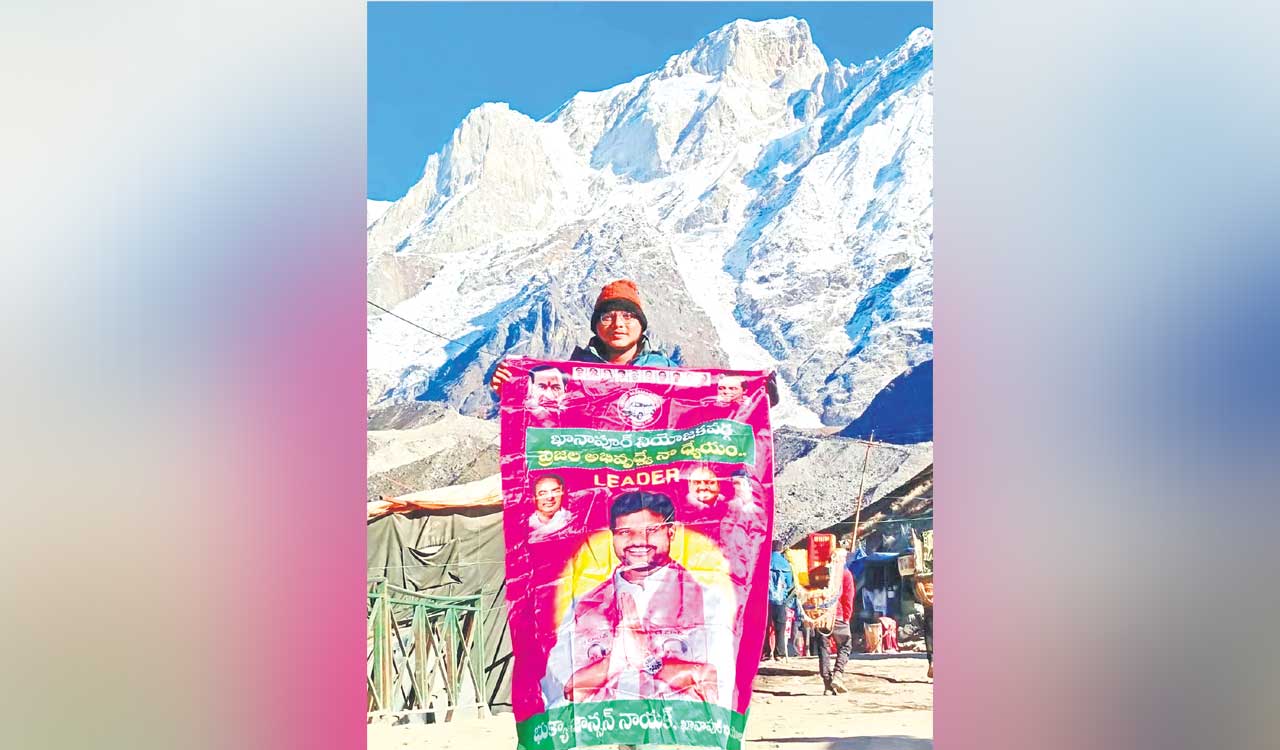 Fan displays BRS nominee’s poster on Kedarkantha peak